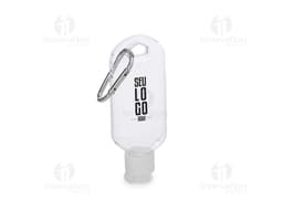 Frasco plástico 55ml con mosquetón siendo sostenido por una mano masculina, en un ambiente de oficina. La imagen muestra
