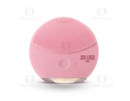 Massageador e Limpador Facial Elétrico em fundo preto, equipamento de tecnologia moderna com design eletrônico. O aparelho