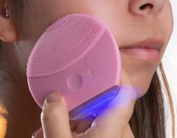 Massageador e Limpador Facial Elétrico em fundo preto, equipamento de tecnologia moderna com design eletrônico. O aparelho