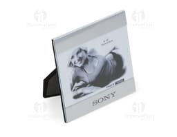 Porta retrato 15 x 10 com design moderno em metal prata. Ideal para exibir fotografias em um ambiente de trabalho ou em casa.