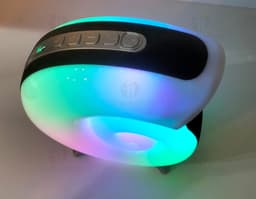 Bola de fútbol con sistema de seguridad y equipo de resonancia magnética computarizada, representando el deporte y la