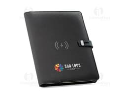 Carpeta A5 en poliéster reciclado negro, ideal para almacenar dinero, documentos, objetos personales y tecnológicos. Posee