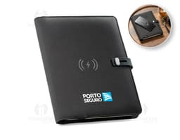Carpeta A5 en poliéster reciclado negro, ideal para almacenar dinero, documentos, objetos personales y tecnológicos. Posee