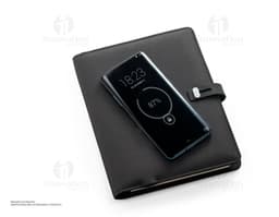 Carpeta A5 en poliéster reciclado negro, ideal para almacenar dinero, documentos, objetos personales y tecnológicos. Posee
