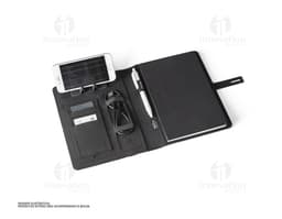 Carpeta A5 en poliéster reciclado negro, ideal para almacenar dinero, documentos, objetos personales y tecnológicos. Posee