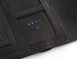 Carpeta A5 en poliéster reciclado negro, ideal para almacenar dinero, documentos, objetos personales y tecnológicos. Posee