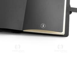 Carpeta A5 en poliéster reciclado negro, ideal para almacenar dinero, documentos, objetos personales y tecnológicos. Posee