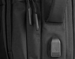 Mochila pasta para notebook em couro preto, com zíper, botões, bolso para laptop e detalhes em metal. Modelo corporativo e