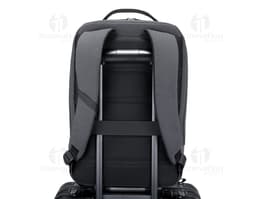 Mochila para Notebook Premium em couro preto, ideal para viagens de negócios e profissionais. Possui compartimento para
