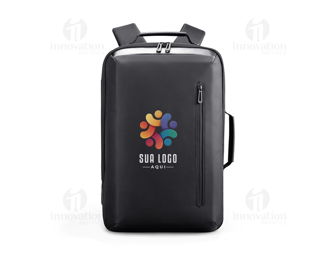 Zaino nero in poliestere, con spallacci imbottiti e porta USB. Ha una capacità per contenere un notebook da 15,6 pollici.
