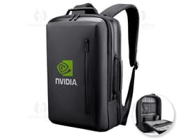 Zaino nero in poliestere, con spallacci imbottiti e porta USB. Ha una capacità per contenere un notebook da 15,6 pollici.