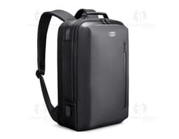 Zaino nero in poliestere, con spallacci imbottiti e porta USB. Ha una capacità per contenere un notebook da 15,6 pollici.