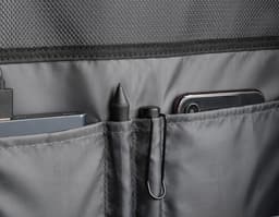 Zaino nero in poliestere, con spallacci imbottiti e porta USB. Ha una capacità per contenere un notebook da 15,6 pollici.