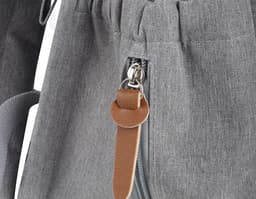 Mochila multifuncional preta de couro com detalhes em denim e fivela de metal. O produto possui diversos compartimentos