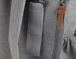 Homem segurando uma Mochila Multifuncional preta, de couro, com design elegante e profissional. A mochila possui vários