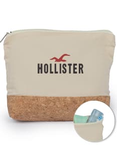 Necessaire em Algodão com design vintage, em forma de almofada, textura macia e detalhes em grunge. Recipiente vazio com fecho de zíper, em uma tonalidade de marrom envelhecido.