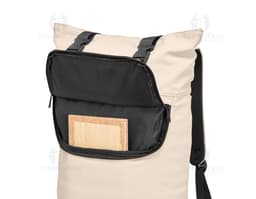 Mochila de couro sintético preta, elegante e moderna, com alça de mão e alças ajustáveis. Possui fecho com zíper, ideal para