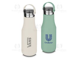 Garrafa térmica de 500ml, transparente, contendo líquido. Possui tampa e rótulo.