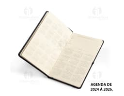 Planner Emborrachado Anual em design moderno e 3D, com espaço para armazenamento de dados digitais em notebook e videodisk.