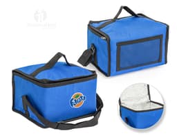 Bolsa térmica de 8 litros em couro preto, moderna e elegante. Possui alças de metal, zíper brilhante, fivela de fechamento e