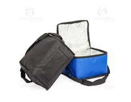 Imagem de uma bolsa térmica de 8 litros em cor preta e marrom, feita de couro com alças e alça de ombro. A bolsa tem um