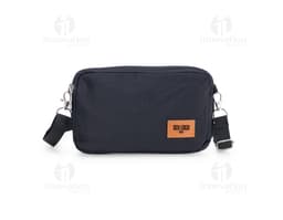 Mini Bolsa Transversal de Nylon preta, ideal para viagens e negócios. Possui alça ajustável, fecho em zíper e design moderno