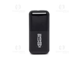 Power Bank 6.000 mAH com duas saídas, na cor preta, com indicador de bateria, cabo USB incluído e compatível com diversos