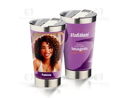 Taza térmica personalizada con estampado de flores coloridas.