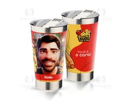 Taza térmica personalizada con estampado de flores coloridas.