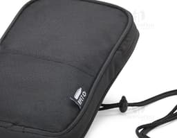 Mini Bolsa Transversal de rPET em preto, moderna e tecnológica, com compartimentos para celular, instrumentos de metal