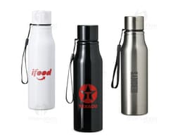 Garrafa de plástico transparente de 750ml com tampa, utilizada para armazenar líquidos.