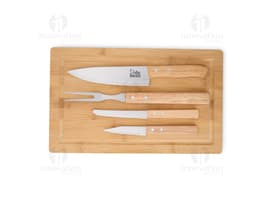 Kit churrasco com 5 peças, incluindo faca, garfo, pegador, espátula e avental com o logo da empresa.