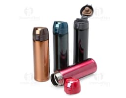 Garrafa térmica com capacidade de 480ml, na cor prata e com tampa em rosca.
