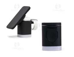 Base de carregamento por indução 3 em 1 em um ambiente de escritório, com smartphone, smartwatch e fones de ouvido colocados