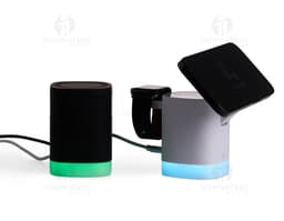 Base de carregamento por indução 3 em 1 em um ambiente de escritório, com smartphone, smartwatch e fones de ouvido colocados