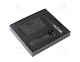 Kit executivo 3 peças: Um conjunto composto por uma caneta, um caderno e uma agenda, todos na cor preta com detalhes em
