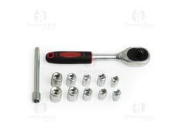 Kit ferramenta 12 peças em fundo branco, com chaves de fenda, alicates e outras ferramentas de diversos tamanhos e formatos.