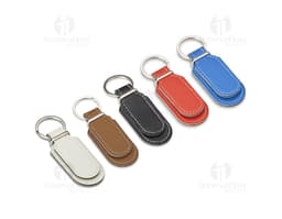 Porta-chaves de Couro Sintético preto com argola de metal e detalhes costurados à mão.
