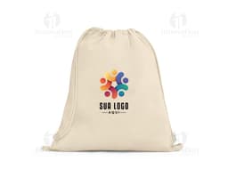 Sacola tipo mochila em cor lilás com alças ajustáveis e fecho de cordão.