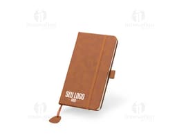 Cuaderno de goma con tapa azul y elástico, sobre una mesa de madera.