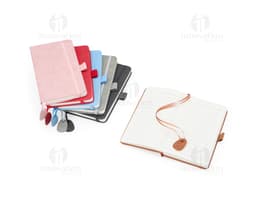 Cuaderno de goma con tapa azul y elástico, sobre una mesa de madera.