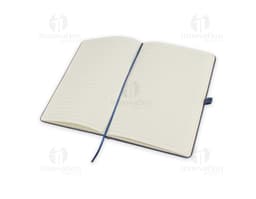 Kit contendo um caderno de anotações com capa dura e uma caneta elegante ao lado.