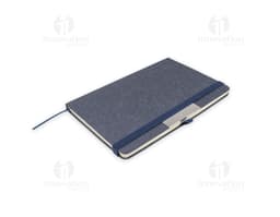 Kit contendo um caderno de anotações com capa dura e uma caneta elegante ao lado.