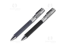 Kit contendo um caderno de anotações com capa dura e uma caneta elegante ao lado.