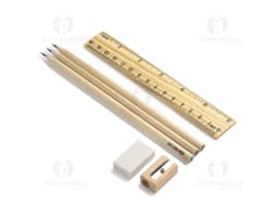 Kit de oficina que contiene bolígrafo, cuaderno, goma de borrar y clips de papel sobre una mesa de madera.