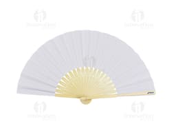 Abanico de papel blanco con detalles en dorado y bordes de encaje.