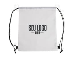 Foto de una mochila saco en poliéster vacía, con espacio para escribir información. La imagen muestra un objeto de negocios