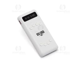 Power Bank negro con conexiones USB, listo para cargar dispositivos electrónicos. Aparece sobre un fondo blanco.