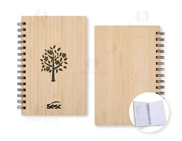 Caderno Bambu com capa de tecido estampado em tons de verde e castanho, folhas em papel reciclado e marcador de páginas de