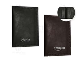 Porta cartão em couro sintético preto, com divisórias internas e fecho de botão.